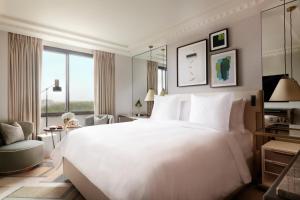 Premier Twin Room room in Four Seasons Hotel London at Park Lane