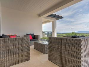 Villas Modern Villa in Azille with Private Pool and Jacuzzi : photos des chambres