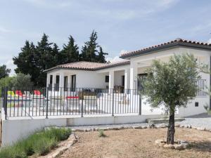 Villas Modern Villa in Azille with Private Pool and Jacuzzi : photos des chambres