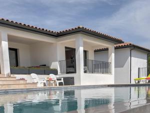 Villas Modern Villa in Azille with Private Pool and Jacuzzi : photos des chambres