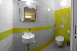 Deluxe Double or Twin Room with Private Bathroom and Shared Kitchen
