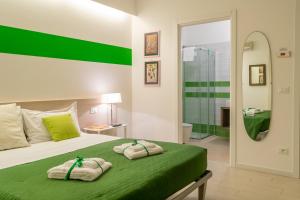 Large Triple Room with Private Bathroom and Shared Kitchen