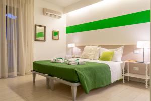Large Triple Room with Private Bathroom and Shared Kitchen
