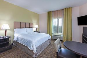 Queen Studio Suite - Mobility Acces Tub/Non-Smoking room in Candlewood Suites - Houston - Pasadena an IHG Hotel