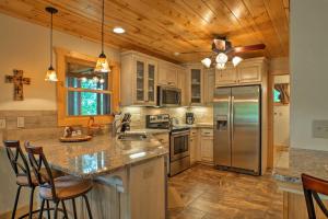 Breathtaking Murphy Cabin w Deck & Mountain Views