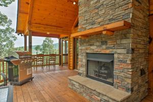 Breathtaking Murphy Cabin w Deck & Mountain Views