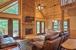 Breathtaking Murphy Cabin w Deck & Mountain Views