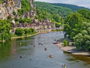 Maisons de vacances Cozy Holiday Home in Bouzic South of France near Meadows : photos des chambres