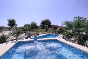 Charming villa Nera with pool and hydromassage near the beach
