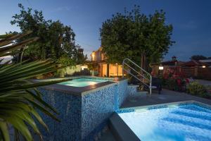 Charming villa Nera with pool and hydromassage near the beach