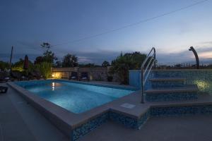 Charming villa Nera with pool and hydromassage near the beach