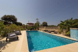 Charming villa Nera with pool and hydromassage near the beach