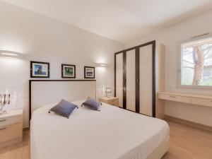 Apartment Cala Sultana-3 by Interhome
