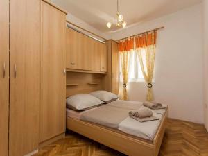 Apartments with a parking space Kastel Stari, Kastela - 17964