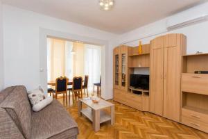 Apartments with a parking space Kastel Stari, Kastela - 17964