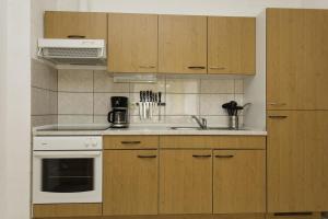 Apartments with a parking space Kastel Stari, Kastela - 17964