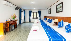 Phòng Bốn Người Hướng Núi (Quadruple Room with Mountain View)