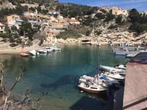 B&B / Chambres d'hotes Nouveau cabanon L ilette vue mer calanque de Niolon : photos des chambres