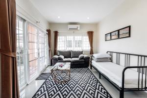 Glass House, Mountain View, Near Airport-City