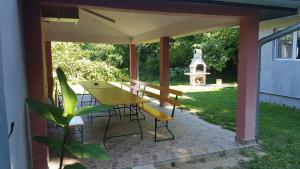 "Popov VRT" Banoštor - kuća-vikendica na Dunavu-Fruskoj Gori