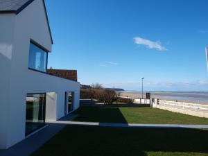 Gites "Pieds dans LEau" ou "Plage" en FRONT DE MER à Asnelles , 3km dArromanches, 10km de Bayeux