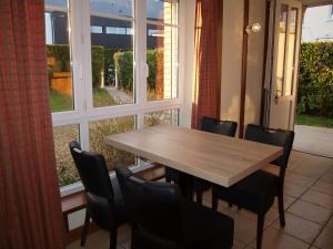 Maisons de vacances Maisonnette LE COTTAGE a 50m DE LA PLAGE d'Asnelles , 3km d'Arromanches, 10km de Bayeux : photos des chambres