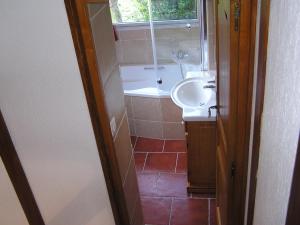 Maisons de vacances Maisonnette LE COTTAGE a 50m DE LA PLAGE d'Asnelles , 3km d'Arromanches, 10km de Bayeux : photos des chambres