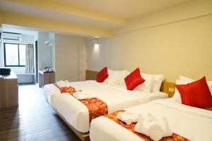 Deluxe Triple Room with Window room in Wild Orchid Villa