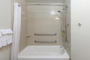 Queen Studio Suite - Mobility Acces Tub/Non-Smoking room in Candlewood Suites Houston - Spring an IHG Hotel