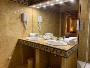 Hotels Kyriad Saumur Hyper Centre Hotel, Appartements, Seminaires et SPA soins Sothys Paris : photos des chambres