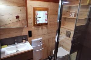 Chalets Au petit chalet avec son SPA - Escapade en amoureux ! : photos des chambres