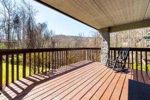 Two bedroom mountain condo, 2 minutes from ski resort, pool and clubhouse onsite !