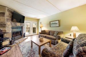 Two bedroom mountain condo, 2 minutes from ski resort, pool and clubhouse onsite !