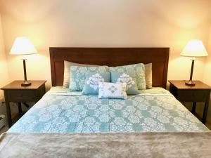 Three-Bedroom Apartment room in Cliff Top Townhouse