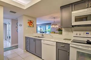 Bonita Springs Condo 4 Mi to Beach Private Patio!