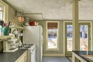 4 Mi to Dtwn! Fort Worth Cottage with Shared Pool