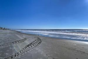 Walk to Atlantic Beach: Family Gem w Fenced Yard