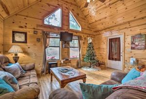 Broken Bow Cabin w/ Hot Tub & Fire Pit, Near Lake!