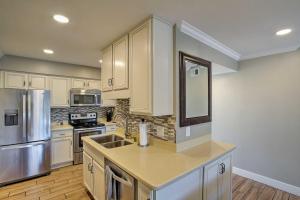 1 Mi to Old Town Family Condo with Pool and Balcony