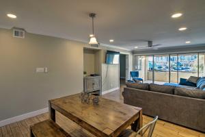 1 Mi to Old Town Family Condo with Pool and Balcony