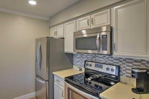 1 Mi to Old Town Family Condo with Pool and Balcony