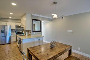 1 Mi to Old Town Family Condo with Pool and Balcony