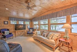 Waterfront Cottage, 9 Mi to Aloha State Park!