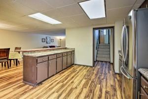 Lakefront Fairbanks Unit, 1 Mile to Pioneer Park!