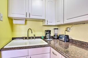 Corpus Christi Beachfront Condo with Pool Access!