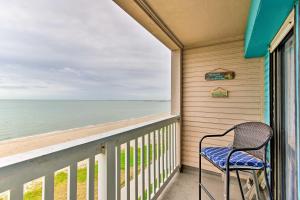 Corpus Christi Beachfront Condo with Pool Access!