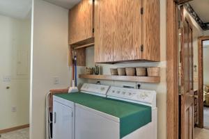 Cedar Cottage, Private Beach on Lake Leelanau