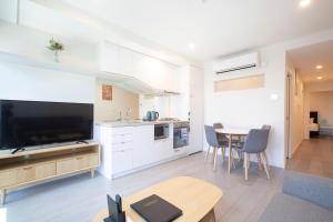 Kitchen, Platinum City Serviced Apartments in Melbourne
