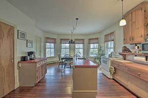 Easy Access to Beaches Vineyard Haven House
