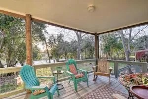 Riverfront Martindale House with 2 Covered Decks - Luling